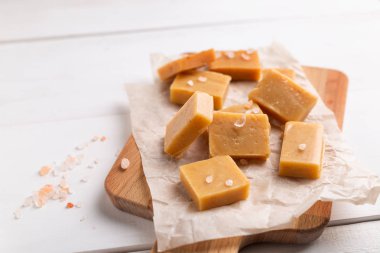 Beyaz rustik arka plan üzerinde taze karamel fudge şekerler