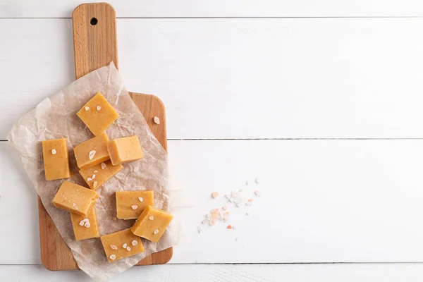 Färsk karamell Fudge godis på vit rustik bakgrund — Stockfoto