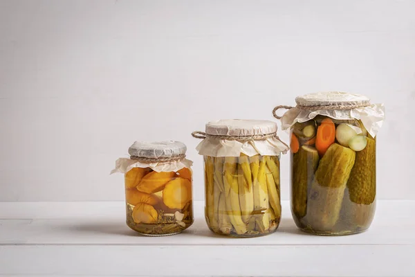 Ферментовані консервовані овочі в банці на білому тлі — стокове фото