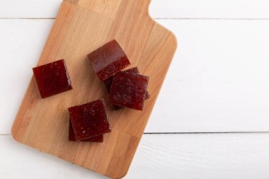 Çilekten yapılan marmelat kırmızı küpleri