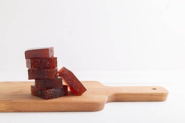 Çilekten yapılmış kırmızı marmelat küpleri