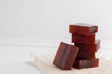 Çilekten yapılan marmelat kırmızı küpleri