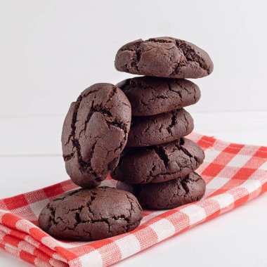 Fırından taze ev yapımı çikolatalı kurabiyeler