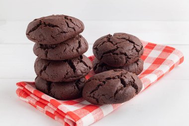 Fırından taze ev yapımı çikolatalı kurabiyeler