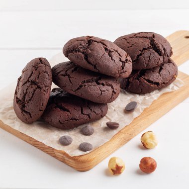 Fırından taze ev yapımı çikolatalı kurabiyeler