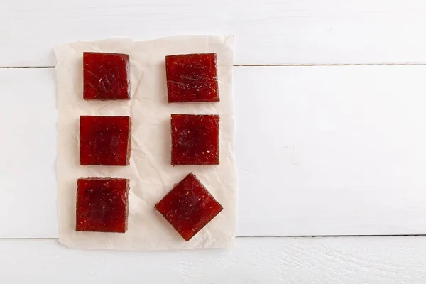 Röda kuber av marmelad gjorda av bär — Stockfoto