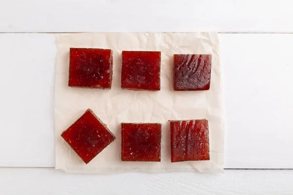 Röda kuber av marmelad gjorda av bär — Stockfoto