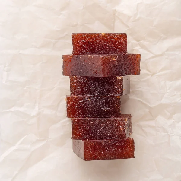 由浆果制成的果酱的红色立方体 — 图库照片