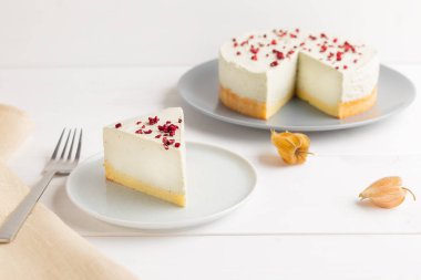 Beyaz arka planda Matcha yeşil çay cheesecake