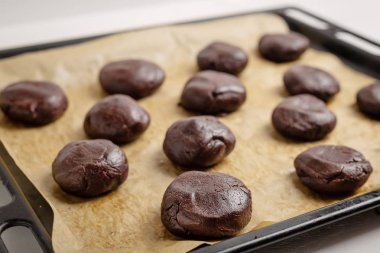 Fırında pişirme önce tepsi çikolata kurabiye