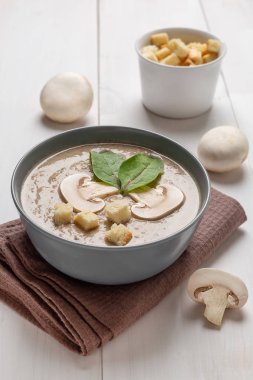 Rustik beyaz ahşap masada mantar krem çorbası