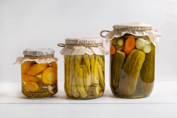 Vegetais em conserva fermentados em jarros. Alimentos marinados . — Fotografia de Stock