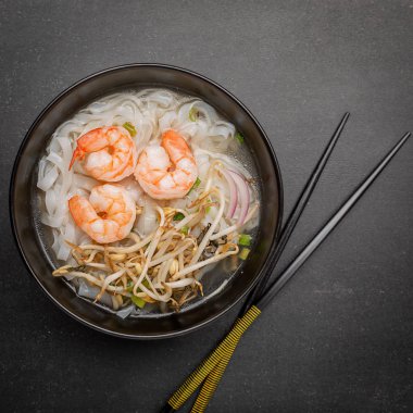 Pho tom şehriye suyu asya çorbası karides