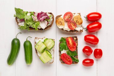 Kahvaltıda çavdar ekmeği nde geleneksel Danimarka açık sandviç çeşitleri