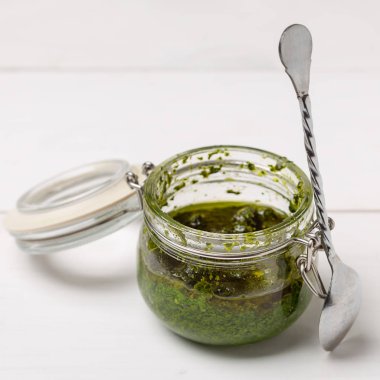 Masada fesleğen pesto soslu kavanoz