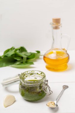 Masada fesleğen pesto soslu kavanoz