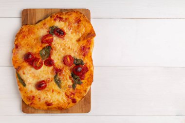 Lezzetli yaz mezesi: ızgara sebze ve yumuşak peynir ile Vejetaryen pizza