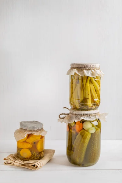 Pots aux savoureux légumes fermentés sur fond blanc — Photo