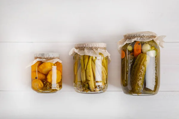 Saler divers légumes dans des bocaux en verre pour un stockage à long terme. Conserve les légumes dans des pots en verre. Vue du dessus . — Photo