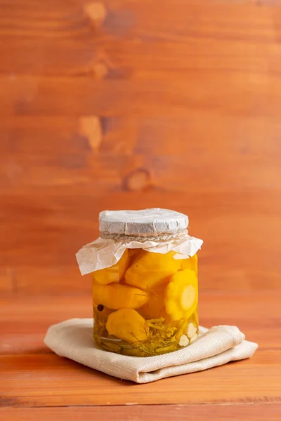 罐装南瓜玻璃瓶.用小茴香，胡萝卜，甜辣椒。美丽而形象的雕刻. — 图库照片