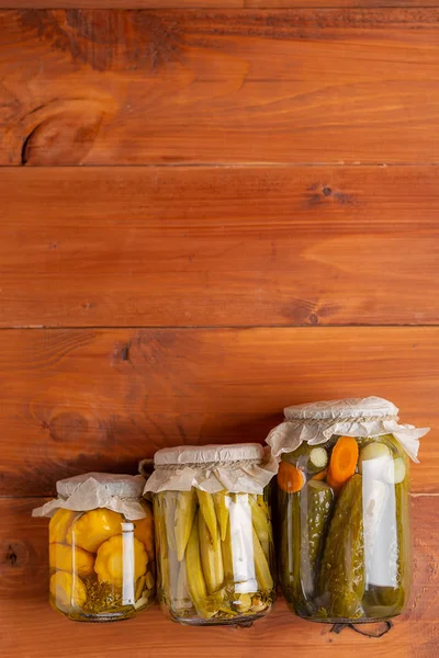 Salazón de varias verduras en frascos de vidrio para el almacenamiento a largo plazo. Conserva verduras en frascos de vidrio. Vista superior . —  Fotos de Stock
