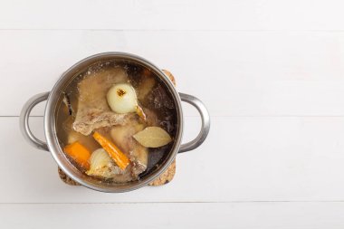 Kemik Broth Bouillon Metal Tavada beyaz arka plan üzerinde