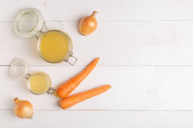 Cam kavanozlarda ev yapımı kemik suyu