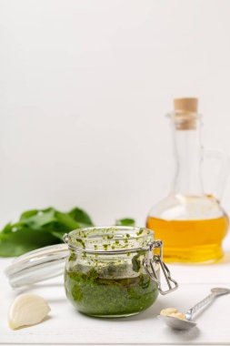 Ahşap bsckground üzerinde fesleğen ile Taze pesto