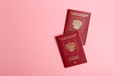 Pembe arka planda Rus pasaportu. Seyahat konsepti.
