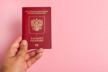 Elinde Rus uluslararası pasaportu