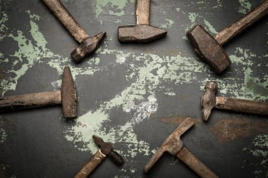 eski çekiç ve paslı çivi seti. metal yüzeyaraçları.