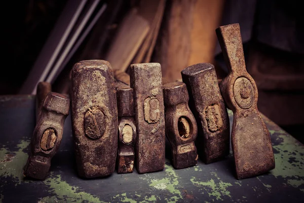 Uppsättning av gamla hammare och rostiga naglar. verktyg på metallytan. — Stockfoto
