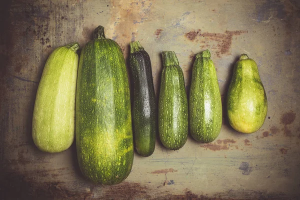 Fresh zucchini or green courgette, farm fresh produce, summer squash, overhead — Stock Photo, Image