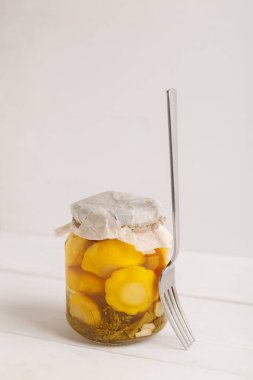 Beyaz zemin üzerine konserve sebzeli kavanoz