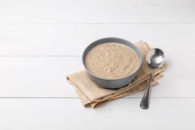 Ahşap arka plan üzerinde mantar kremalı çorba