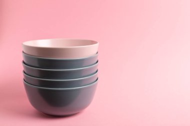 Gri ve pembe seramik kaseler