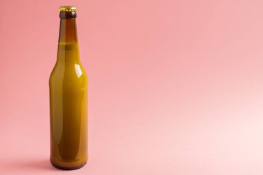 Bir şişe süt pembe arka plan