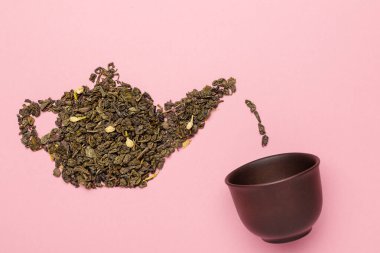 Kuru yasemin yeşil çay yapraklarından yapılmış çaydanlık..