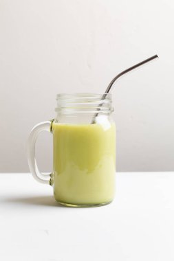 Cam kavanozda kibrit yeşil latte.