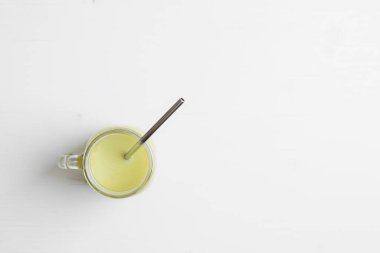 Cam kavanozda kibrit yeşil latte.