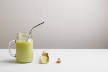 Kavanoz bardakta hindistan cevizi sütlü kibrit latte.