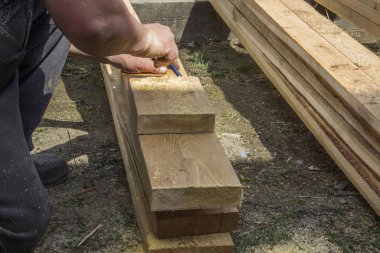      Tahta testerenin başlangıcı.