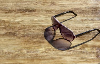 Güzel gözlük yansıması ile yalan