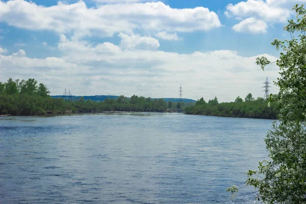 Блакитне Небо Над Річкою Літній День — стокове фото