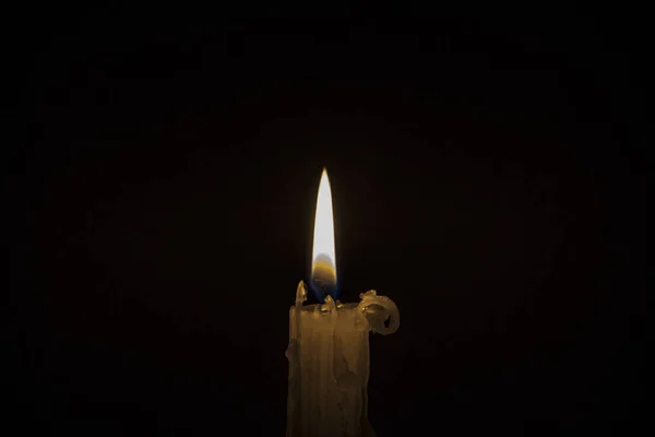 孤独燃烧的蜡烛在夜晚 — 图库照片
