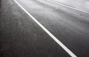 Kötü havada ıslak kaygan yol