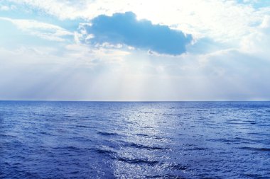 Deniz manzarası çok güzel. Güneş ışınları bulutları delip geçiyor.