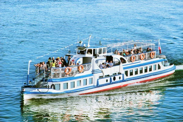 Ein Kleines Motorboot Das Mit Menschen Auf Dem Fluss Schwimmt — Stockfoto