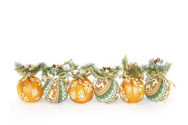 Beyaz arka planda Noel süslerinden Noel kompozisyonu, tasarım için boş