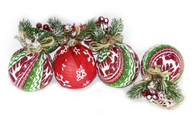 Beyaz arka planda Noel süslerinden Noel kompozisyonu, tasarım için boş